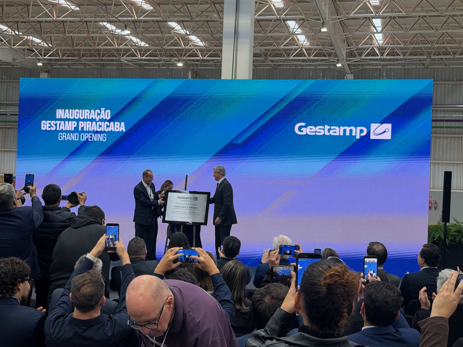 Plaque unveiling at the Gestamp Piracicaba opening