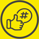 Ícone de mão segurando dispositivo móvel com uma hashtag representando gestão estratégica de redes sociais.